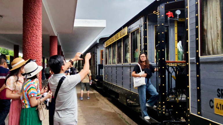 Du khách ghi hình lưu niệm với toa xe lửa ga Đà Lạt. Du khách ghi hình lưu niệm với toa xe lửa ga Đà Lạt.