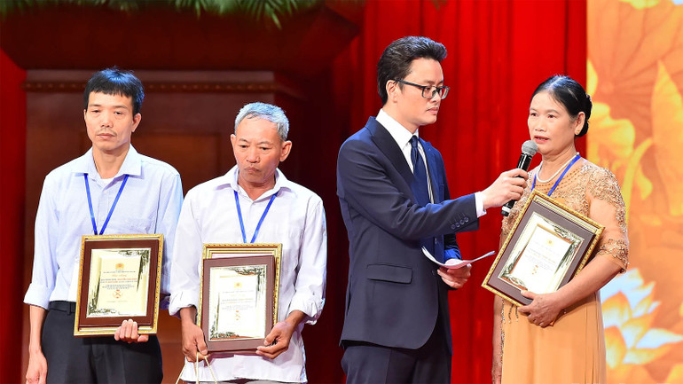 Phần giao lưu, trò chuyện với bà Phạm Thị Vinh, em gái liệt sĩ Phạm Văn Thước, 1 trong 4 gia đình tìm được người thân thông qua giám định gene. (Ảnh: THỦY NGUYÊN)