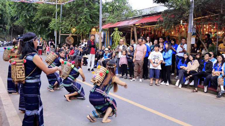 Vũ điệu Nam Tây Nguyên trên Cung đường nghệ thuật Đà Lạt.