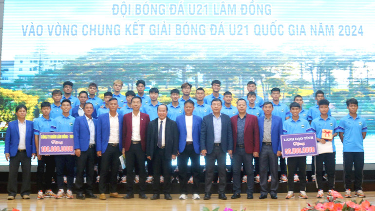 Ban huấn luyện và U21 Lâm Đồng với lãnh đạo sở, ban, ngành tỉnh Lâm Đồng tại buổi gặp mặt. Ban huấn luyện và U21 Lâm Đồng với lãnh đạo sở, ban, ngành tỉnh Lâm Đồng tại buổi gặp mặt.