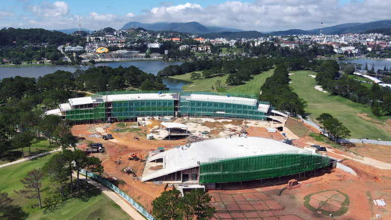 Công trình thuộc dự án tòa nhà câu lạc bộ golf tại sân golf Đồi Cù Đà Lạt.