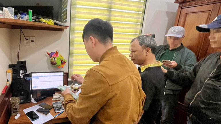 Lực lượng công an bắt quả tang đối tượng tổ chức đánh bạc bằng hình thức cá độ bóng đá trực tuyến.