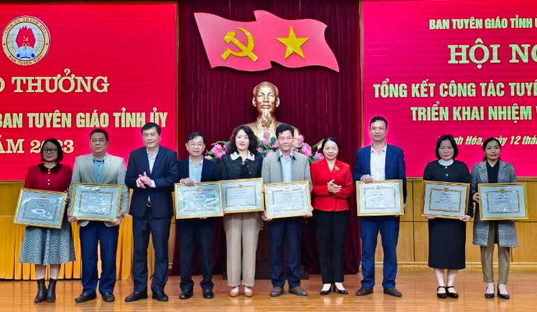 Lãnh đạo Ban Tuyên giáo Tỉnh ủy Thanh Hóa tặng Giấy khen cho các cá nhân có thành tích xuất sắc năm 2023.
