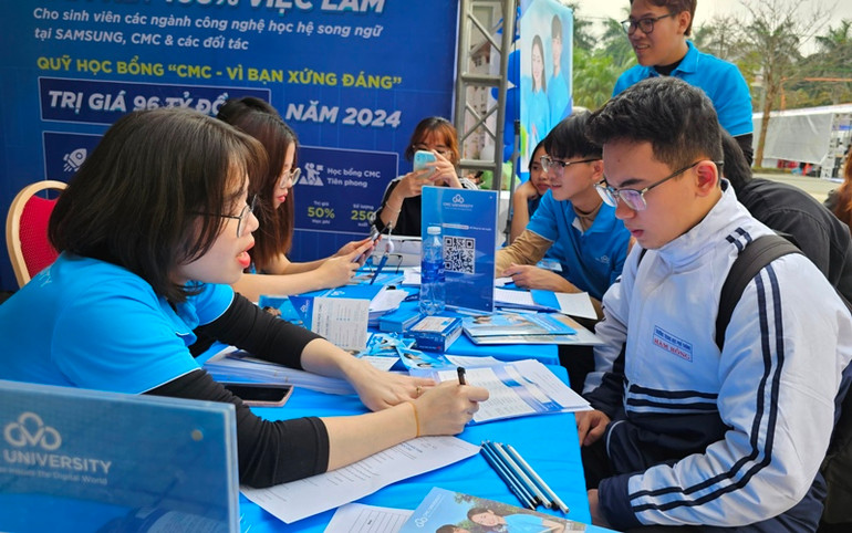 Đại diện cơ sở đào tạo tư vấn hướng nghiệp, tuyển sinh năm 2024.