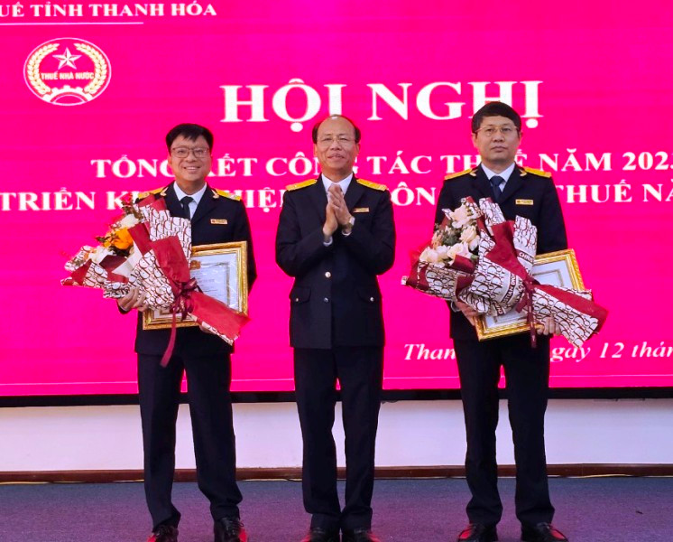 Các cá nhân đón nhận danh hiệu Chiến sĩ thi đua ngành tài chính.