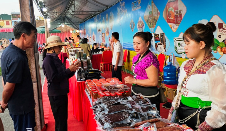 Người dân Thanh Hóa chọn mua đặc sản của tỉnh Điện Biên.