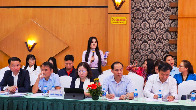 Đại diện công ty du lịch thảo luận tại diễn đàn.