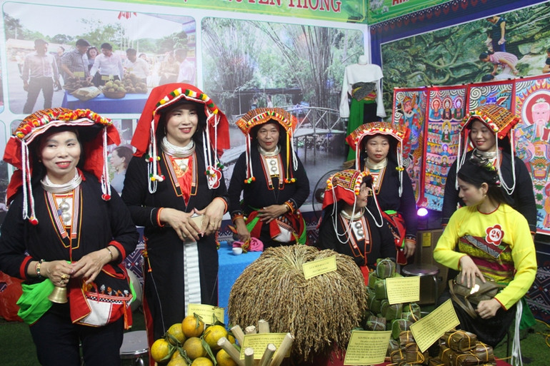 Trang phục truyền thống của phụ nữ dân tộc Dao và dân tộc Mường ở huyện Cẩm Thủy.