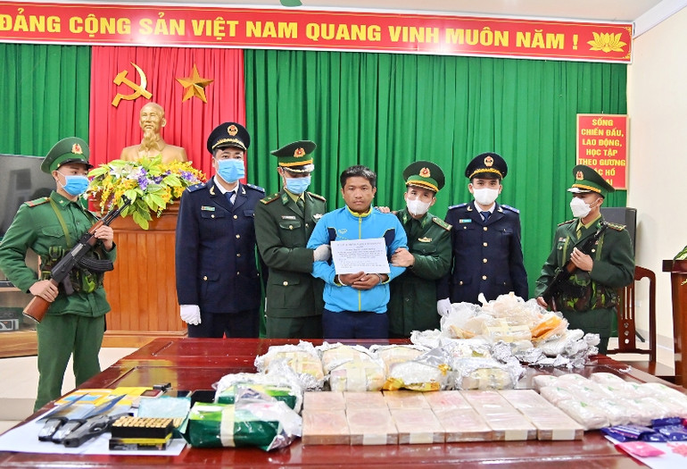 Lực lượng chức năng bắt giữ đối tượng cùng tang vật.