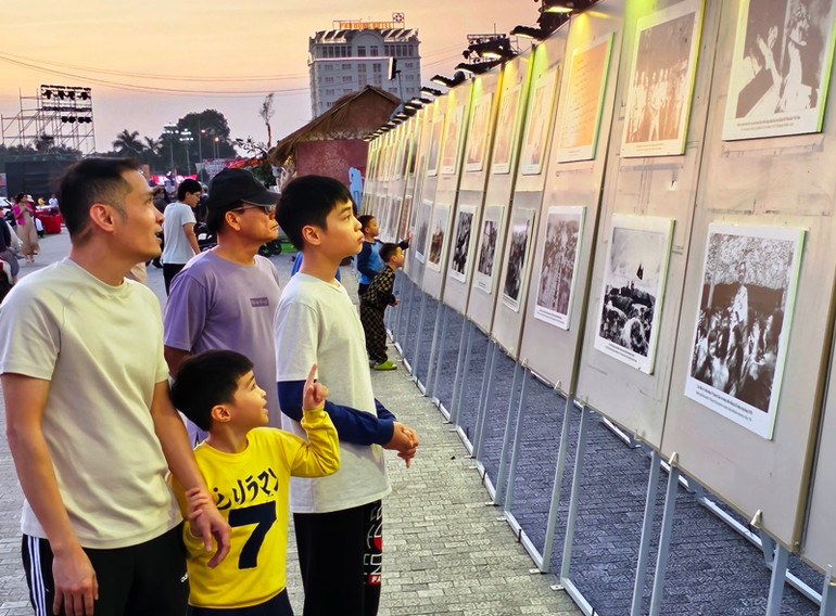 Người dân thành phố Thanh Hóa tham quan triển lãm ảnh về Chiến thắng Điện Biên Phủ.