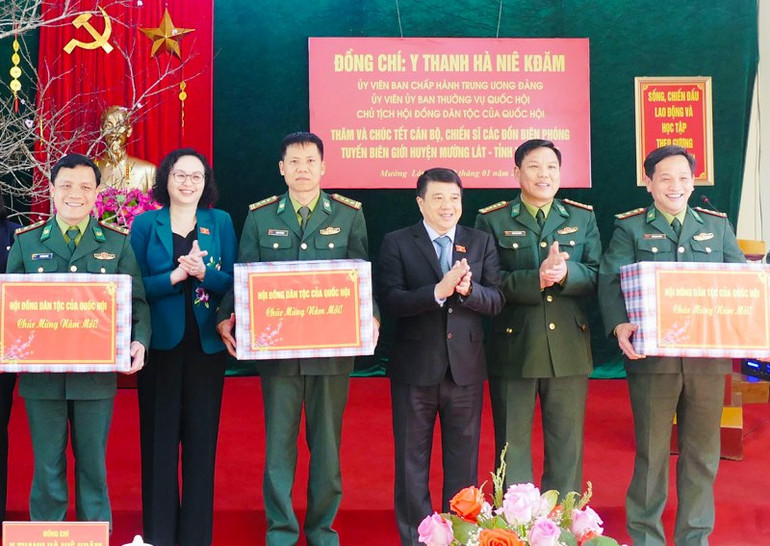 Lãnh đạo Hội đồng Dân tộc của Quốc hội tặng quà cho Bộ đội Biên phòng ở Mường Lát.
