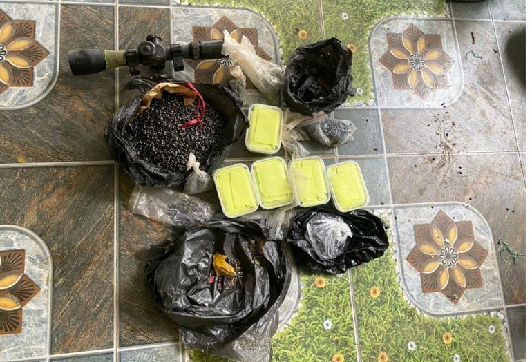 Đạn chì cùng thiết bị súng.