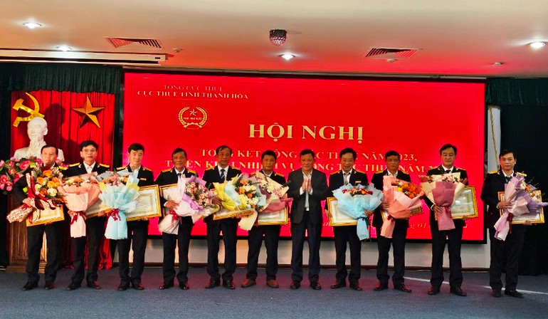 Lãnh đạo tỉnh Thanh Hóa trao tặng Bằng khen cho các tập thể có thành tích xuất sắc trong thu ngân sách nhà nước năm 2023.