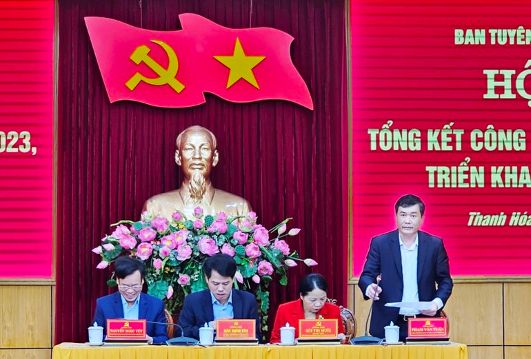 Đoàn chủ tọa điều hành hội nghị.