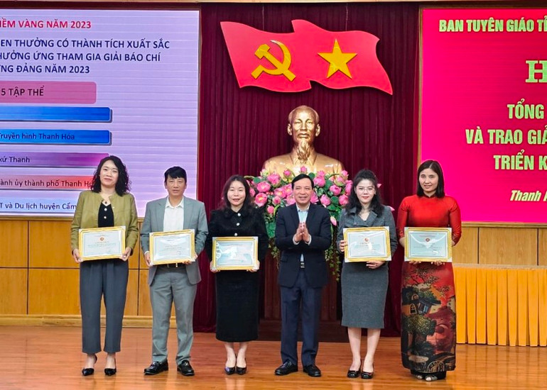 Lãnh đạo Tỉnh ủy Thanh Hóa khen thưởng 5 tập thể có thành tích xuất sắc trong phát động, hưởng ứng Giải báo chí Búa liềm vàng.