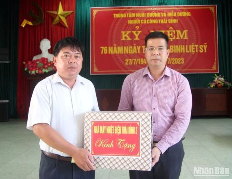 Đoàn công tác Nhà máy Nhiệt điện Thái Bình 2 tặng quà cho cán bộ, nhân viên Trung tâm Nuôi dưỡng và Điều dưỡng Người có công tỉnh Thái Bình.