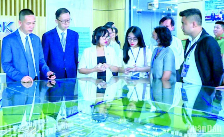 Ông Bùi Thế Long, Tổng Giám đốc Công ty Cổ phần Green i-Park (bên trái) giới thiệu tiềm năng, lợi thế của khu công nghiệp Liên Hà Thái với nhà đầu tư Hàn Quốc.