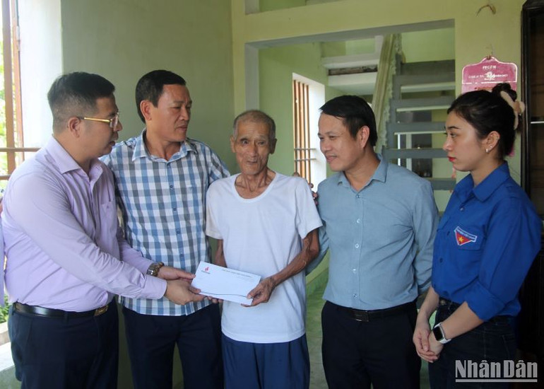 Tặng quà cho gia đình chính sách xã Mỹ Lộc (huyện Thái Thụy, tỉnh Thái Bình).