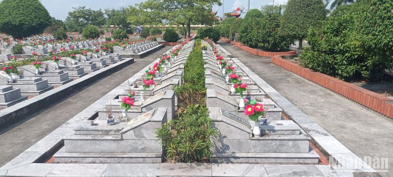 Từ những năm 1981, 1982, các địa phương trên địa bàn lần lượt di chuyển hài cốt liệt sĩ từ nghĩa trang địa phương mình về Nghĩa trang liệt sĩ huyện Đông Hưng.