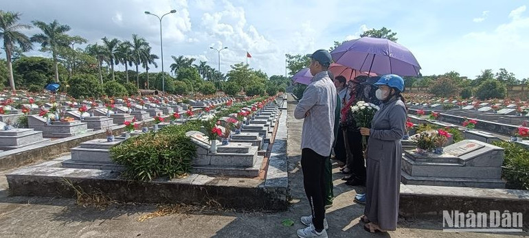 Gia đình Liệt sĩ Công giáo Nguyễn Xuân Đảm, quê xã Đông Quang (huyện Đông Hưng) tề tựu trước mộ phần đọc kinh cầu nguyện cho anh linh người đã khuất.