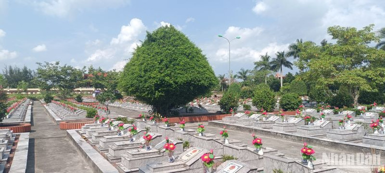 Nghĩa trang huyện Đông Hưng có diện tích 20ha, đang lưu giữ 2.640 hài cốt liệt sĩ.