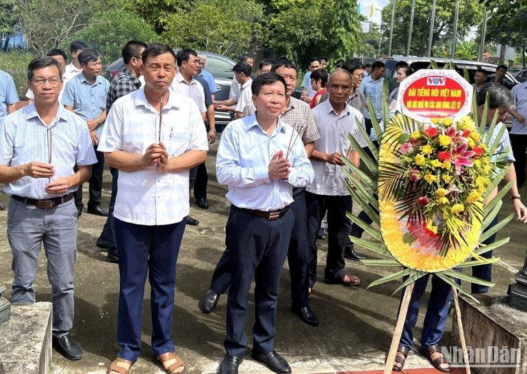 Đoàn công tác Đài Tiếng nói Việt Nam dâng hương, hoa viếng các anh hùng liệt sĩ tại nghĩa trang xã Lê lợi, huyện Kiến Xương, tỉnh Thái Bình.