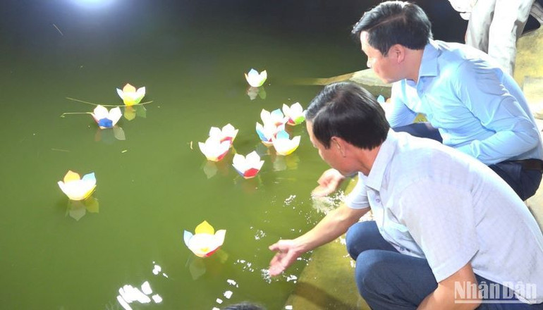 Vào dịp 27/7 hằng năm, chính quyền huyện Đông Hưng đều tổ chức thắp nến tri ân và thả hoa đăng trong nghĩa trang liệt sĩ huyện.