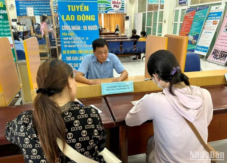 Nhiều bạn trẻ đến tìm kiếm công việc trong phiên giao dịch việc làm được tổ chức sáng 25/7.