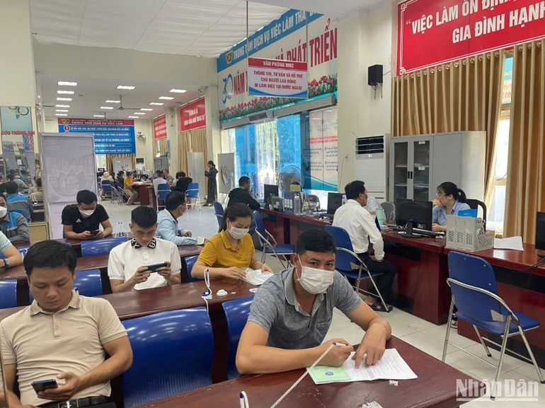 Người lao động đến Trung tâm dịch vụ việc làm Thái Bình khá đông để liên hệ, tìm kiếm công việc.