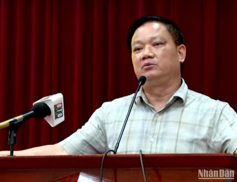 Chủ tịch Ủy ban nhân dân tỉnh Thái Bình Nguyễn Khắc Thận đối thoại, làm rõ những ý kiến, kiến nghị của nhân dân xã Đông Á. Chủ tịch Ủy ban nhân dân tỉnh Thái Bình Nguyễn Khắc Thận đối thoại, làm rõ những ý kiến, kiến nghị của nhân dân xã Đông Á.