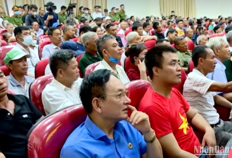 Có khoảng 200 người dân trực tiếp tham dự buổi đối thoại với Chủ tịch Ủy ban nhân dân tỉnh Thái Bình. Có khoảng 200 người dân trực tiếp tham dự buổi đối thoại với Chủ tịch Ủy ban nhân dân tỉnh Thái Bình.