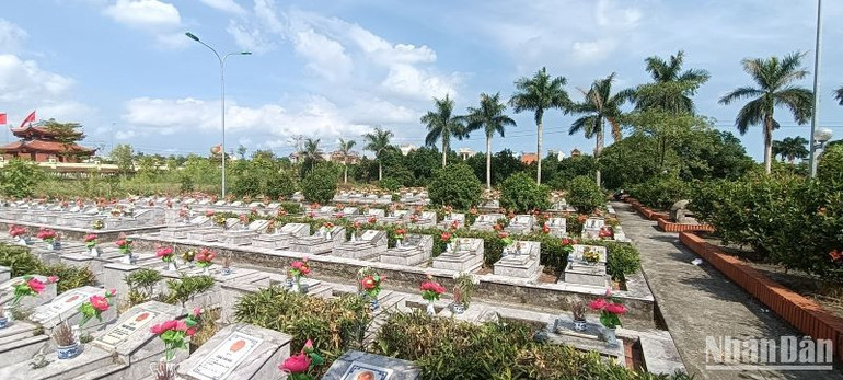 Tất cả các ngôi mộ đều được xây dựng theo quy cách giống nhau, ốp đá granit trắng.