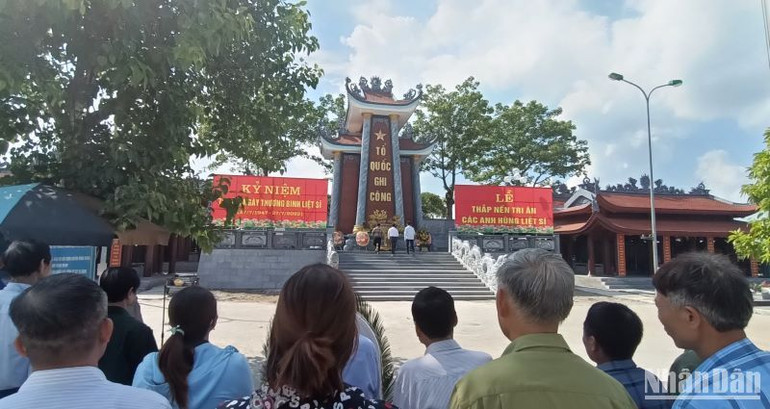 Vào những ngày tháng 7 lịch sử này, nơi đây luôn có rất đông các tổ chức chính quyền, đoàn thể đến dâng hoa, thắp hương tri ân các Anh hùng liệt sĩ.