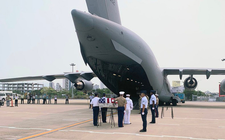 Chuẩn bị đưa hài cốt lên máy bay.