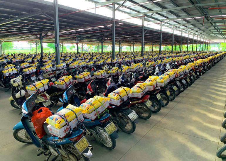 Từng phần quà Tết được nhân viên Công ty Tân Đệ chằng buộc cẩn thận trên mỗi phương tiện cá nhân của người lao động.