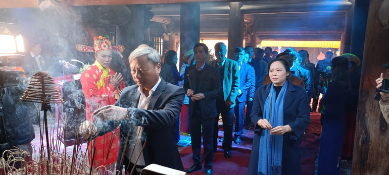 Các đại biểu dâng hương tưởng nhớ đức Dương Không Lộ - Vị đại sư thời nhà Lý có công dựng chùa Keo. Các đại biểu dâng hương tưởng nhớ đức Dương Không Lộ - Vị đại sư thời nhà Lý có công dựng chùa Keo.