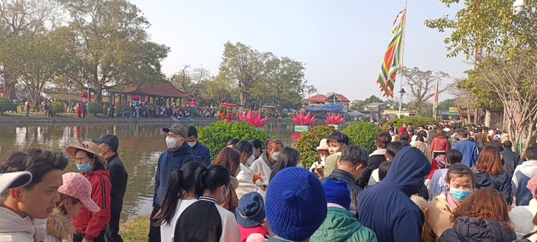 Riêng trong buổi sáng khai hội đã có hàng nghìn du khách gần xa tới chiêm bái, vãn cảnh, cầu an trong năm mới. Riêng trong buổi sáng khai hội đã có hàng nghìn du khách gần xa tới chiêm bái, vãn cảnh, cầu an trong năm mới.