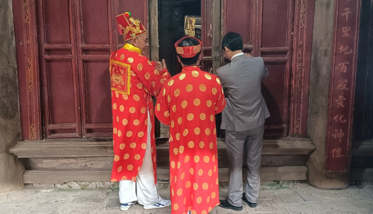 Nghi thức mở cửa đền Thánh bắt đầu lễ hội mùa Xuân. Nghi thức mở cửa đền Thánh bắt đầu lễ hội mùa Xuân.