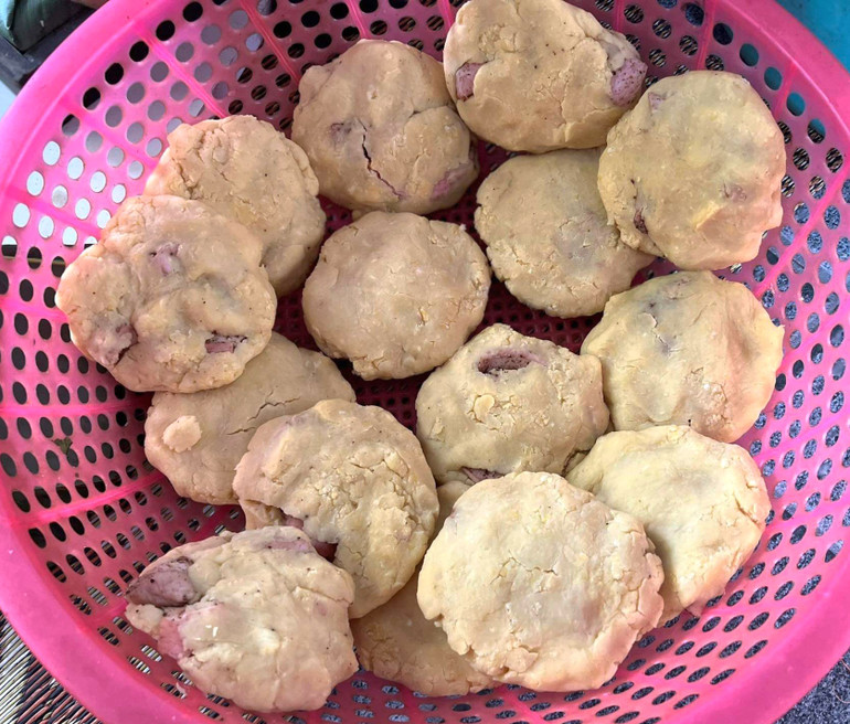 Đỗ xanh phải chọn hạt to đều, xay nhuyễn, đỗ vừa chín tới, thịt nhân phải đúng loại thịt ba chỉ ngon, có như vậy mới bảo đảm nhân bánh vừa đậm lại vừa bùi.