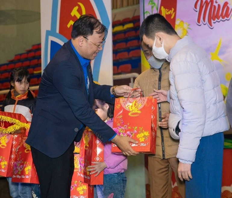 Anh Thiệu Minh Quỳnh, Bí thư Tỉnh đoàn Thái Bình, trao quà Tết cho trẻ em có hoàn cảnh khó khăn.
