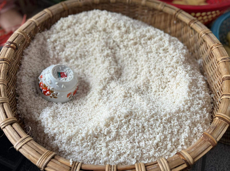 Chia sẻ bí quyết làm bánh chưng cầu Báng có thương hiệu như ngày nay, các hộ dân ở đây khẳng định bánh ngon là nhờ có gạo nếp thơm, mẩy, đậm đà được chuyển về từ các làng quê Thái Bình.