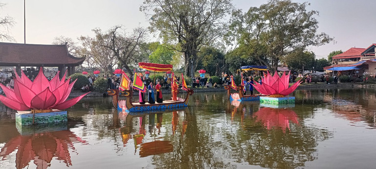 Trong lễ hội đầu xuân không thể thiếu những tiết mục hát giao duyên trên hồ thủy đình tại chùa Keo. Trong lễ hội đầu xuân không thể thiếu những tiết mục hát giao duyên trên hồ thủy đình tại chùa Keo.