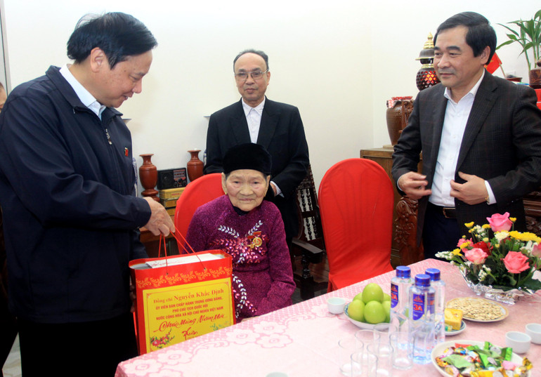 Phó Chủ tịch Quốc hội Nguyễn Khắc Định thăm, tặng quà gia đình Mẹ Việt Nam anh hùng Lê Thị Gái (xã Quỳnh Hồng, huyện Quỳnh Phụ, tỉnh Thái Bình)