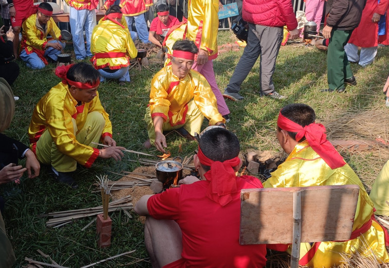 Thi nấu cơm trong lễ hội chùa Keo mùa xuân. Thi nấu cơm trong lễ hội chùa Keo mùa xuân.