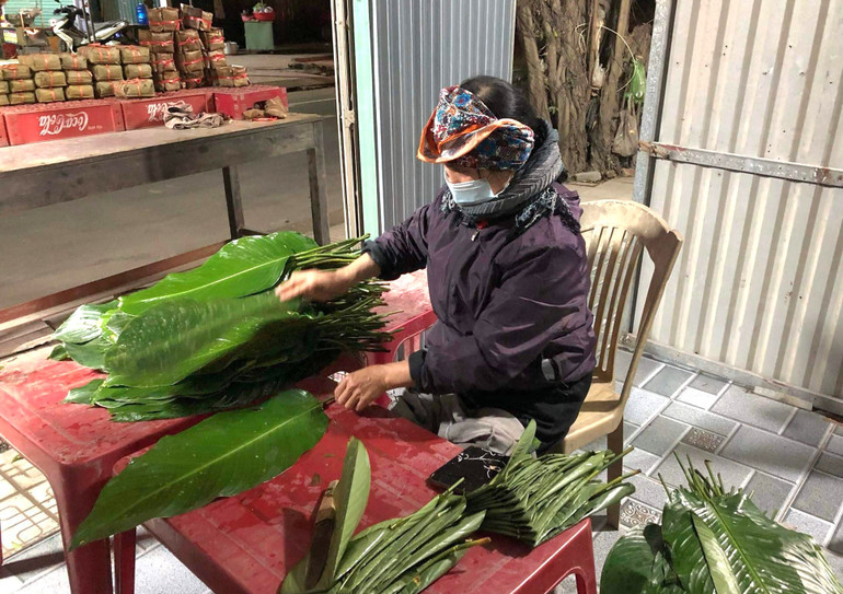 Lá dong gói bánh được lấy từ Thanh Hóa, cũng phải tuyển chọn lá không già quá hay non quá để khi luộc xong vỏ bánh, thân bánh có màu xanh nõn, nhìn ngon mắt.