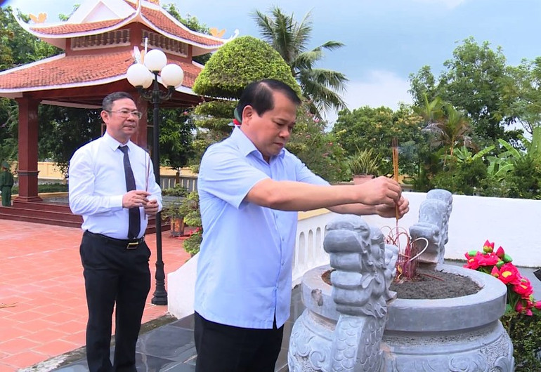 Trưởng Ban Tổ chức Tỉnh ủy Thanh Hóa viếng các liệt sĩ tại Nghĩa trang liệt sĩ huyện Triệu Sơn.