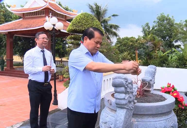 Trưởng Ban Tổ chức Tỉnh ủy Thanh Hóa viếng các liệt sĩ tại Nghĩa trang liệt sĩ huyện Triệu Sơn.