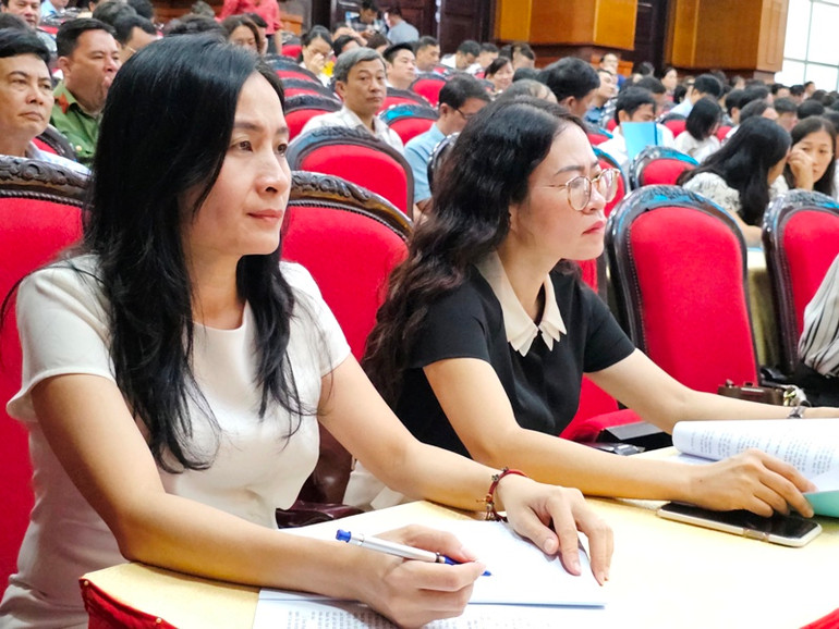 Các cán bộ nghe giới thiệu về Luật Phòng, chống bạo lực gia đình.