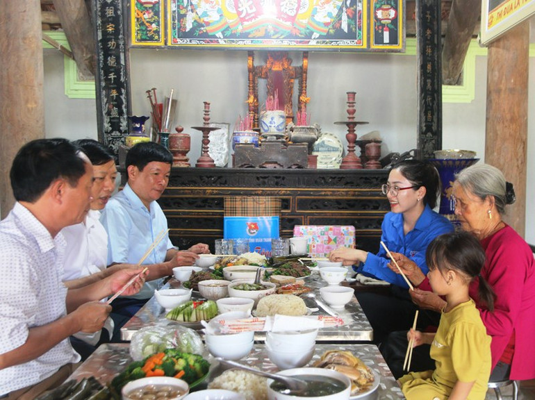 Bữa cơm nghĩa tình cùng gia đình chính sách ở huyện Hà Trung.