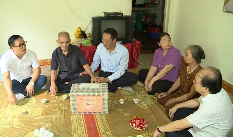 Phó Bí thư Tỉnh ủy Thanh Hóa Trịnh Tuấn Sinh thăm hỏi sức khỏe, tặng quà cho người có công ở xã Ban Công, huyện Bá Thước.